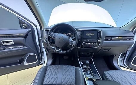 Mitsubishi Outlander III рестайлинг 3, 2022 год, 2 255 000 рублей, 17 фотография