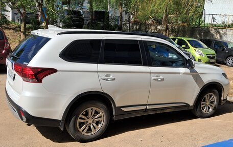 Mitsubishi Outlander III рестайлинг 3, 2022 год, 2 500 000 рублей, 3 фотография