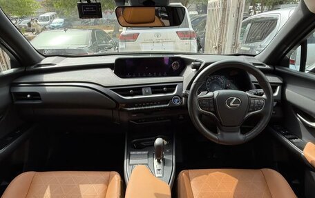 Lexus UX I, 2021 год, 2 700 000 рублей, 7 фотография