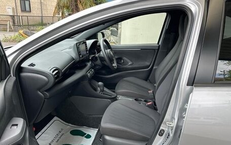 Toyota Yaris, 2023 год, 1 100 300 рублей, 16 фотография