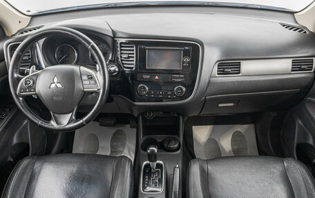 Mitsubishi Outlander III рестайлинг 3, 2014 год, 1 899 000 рублей, 10 фотография