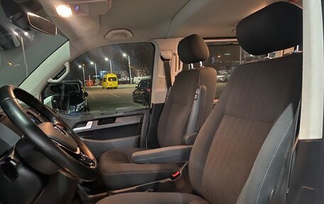Volkswagen Caravelle T6 рестайлинг, 2015 год, 2 700 000 рублей, 10 фотография