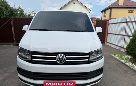 Volkswagen Caravelle T6 рестайлинг, 2015 год, 2 700 000 рублей, 3 фотография