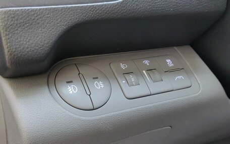 Hyundai H-1 II рестайлинг, 2015 год, 1 700 000 рублей, 19 фотография