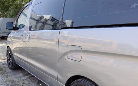 Hyundai H-1 II рестайлинг, 2015 год, 1 700 000 рублей, 24 фотография