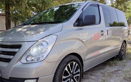 Hyundai H-1 II рестайлинг, 2015 год, 1 700 000 рублей, 23 фотография
