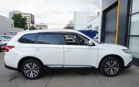 Mitsubishi Outlander III рестайлинг 3, 2021 год, 2 350 000 рублей, 4 фотография