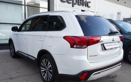 Mitsubishi Outlander III рестайлинг 3, 2021 год, 2 350 000 рублей, 7 фотография
