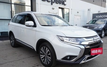 Mitsubishi Outlander III рестайлинг 3, 2021 год, 2 350 000 рублей, 3 фотография