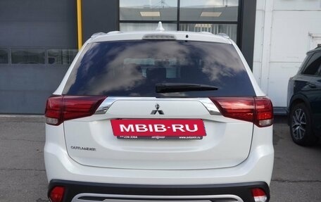 Mitsubishi Outlander III рестайлинг 3, 2021 год, 2 350 000 рублей, 6 фотография