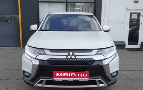 Mitsubishi Outlander III рестайлинг 3, 2021 год, 2 350 000 рублей, 2 фотография