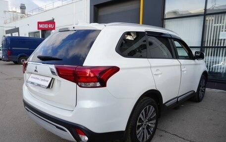 Mitsubishi Outlander III рестайлинг 3, 2021 год, 2 350 000 рублей, 5 фотография