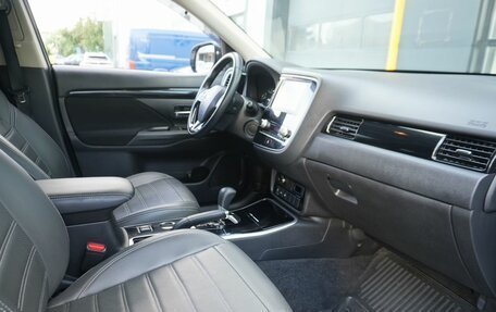 Mitsubishi Outlander III рестайлинг 3, 2021 год, 2 350 000 рублей, 11 фотография