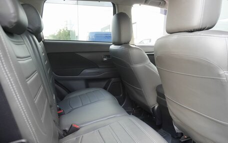 Mitsubishi Outlander III рестайлинг 3, 2021 год, 2 350 000 рублей, 10 фотография
