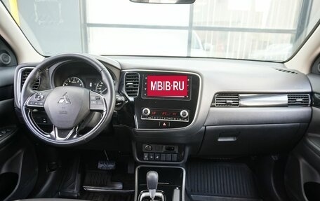 Mitsubishi Outlander III рестайлинг 3, 2021 год, 2 350 000 рублей, 12 фотография