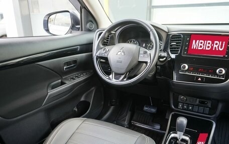 Mitsubishi Outlander III рестайлинг 3, 2021 год, 2 350 000 рублей, 13 фотография