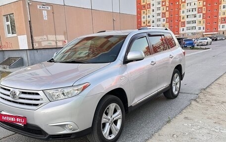 Toyota Highlander III, 2013 год, 1 576 000 рублей, 2 фотография