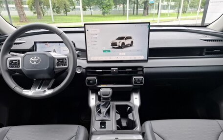 Toyota RAV4, 2026 год, 4 330 000 рублей, 26 фотография