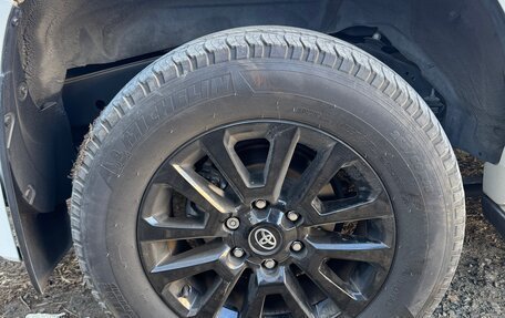 Toyota Land Cruiser Prado 150 рестайлинг 2, 2021 год, 5 600 000 рублей, 8 фотография