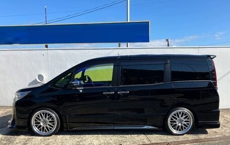 Toyota Noah III, 2021 год, 1 858 000 рублей, 2 фотография