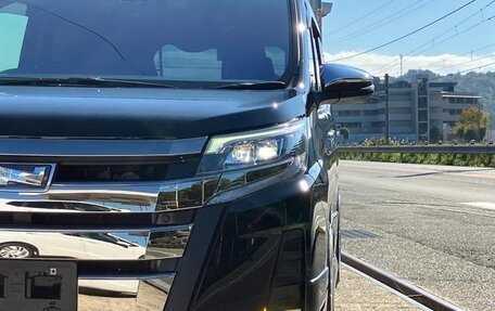 Toyota Noah III, 2021 год, 1 858 000 рублей, 8 фотография