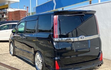 Toyota Noah III, 2021 год, 1 858 000 рублей, 3 фотография