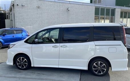 Toyota Noah III, 2020 год, 1 876 000 рублей, 2 фотография
