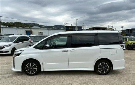 Toyota Voxy III, 2021 год, 1 842 000 рублей, 2 фотография