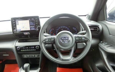 Toyota Yaris Cross, 2022 год, 1 368 000 рублей, 7 фотография