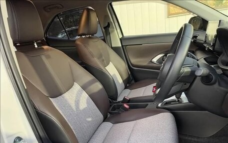 Toyota Yaris Cross, 2022 год, 1 344 000 рублей, 13 фотография