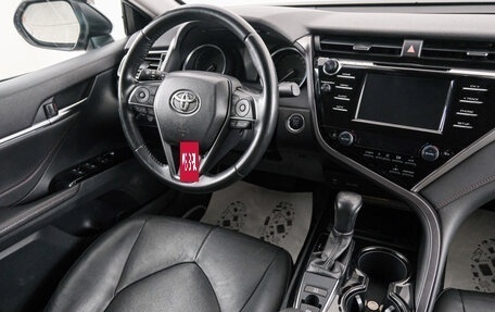 Toyota Camry, 2020 год, 3 199 000 рублей, 10 фотография
