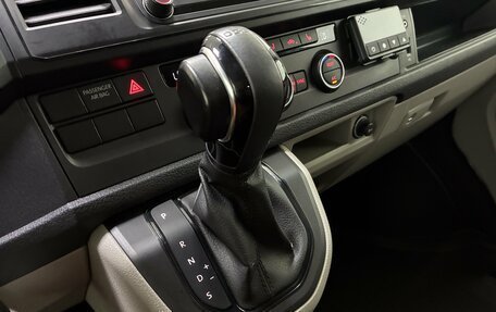 Volkswagen Caravelle T6 рестайлинг, 2017 год, 2 899 000 рублей, 10 фотография