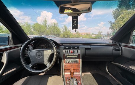 Mercedes-Benz E-Класс, 1996 год, 275 000 рублей, 10 фотография
