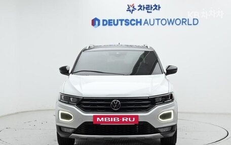 Volkswagen T-Roc I, 2022 год, 1 827 000 рублей, 2 фотография