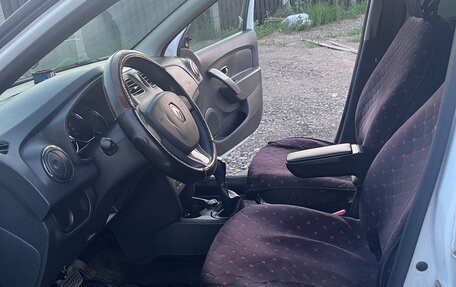 Renault Logan II, 2017 год, 800 000 рублей, 7 фотография