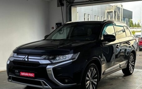 Mitsubishi Outlander III рестайлинг 3, 2018 год, 1 950 000 рублей, 1 фотография