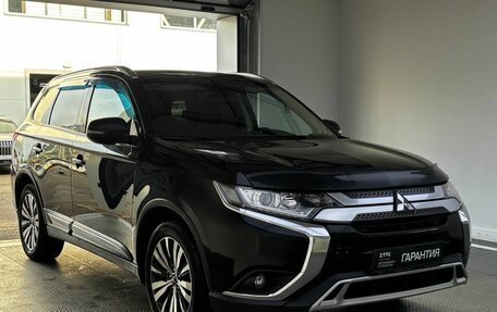 Mitsubishi Outlander III рестайлинг 3, 2018 год, 1 950 000 рублей, 3 фотография