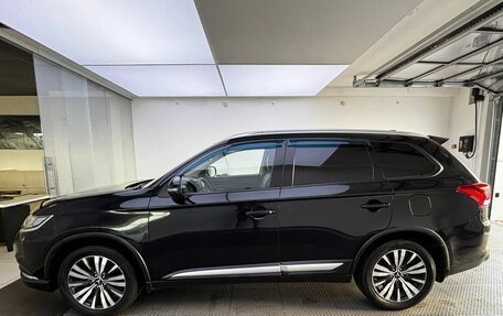 Mitsubishi Outlander III рестайлинг 3, 2018 год, 1 950 000 рублей, 10 фотография
