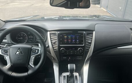 Mitsubishi Pajero Sport III рестайлинг, 2017 год, 2 570 000 рублей, 14 фотография