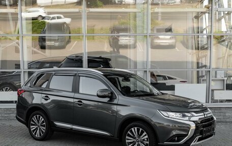 Mitsubishi Outlander III рестайлинг 3, 2019 год, 2 049 000 рублей, 3 фотография
