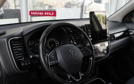 Mitsubishi Outlander III рестайлинг 3, 2019 год, 2 049 000 рублей, 9 фотография
