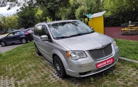 Chrysler Voyager IV, 2008 год, 1 555 000 рублей, 2 фотография