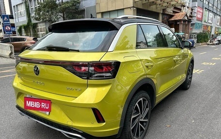 Volkswagen T-Roc I, 2023 год, 1 980 000 рублей, 2 фотография