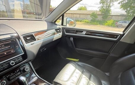 Volkswagen Touareg III, 2011 год, 2 050 000 рублей, 2 фотография