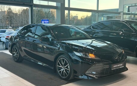 Toyota Camry, 2018 год, 2 395 000 рублей, 3 фотография