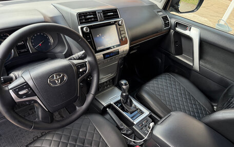 Toyota Land Cruiser Prado 150 рестайлинг 2, 2019 год, 4 300 000 рублей, 26 фотография