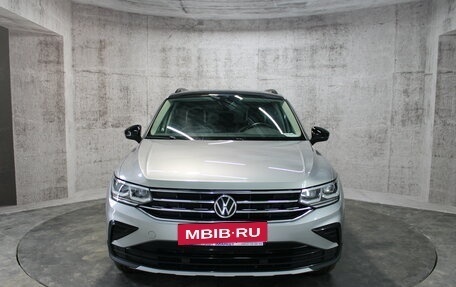 Volkswagen Tiguan II, 2021 год, 3 420 000 рублей, 2 фотография