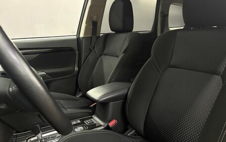 Mitsubishi Outlander III рестайлинг 3, 2021 год, 2 649 900 рублей, 8 фотография