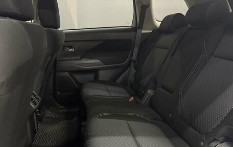 Mitsubishi Outlander III рестайлинг 3, 2021 год, 2 649 900 рублей, 13 фотография