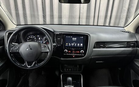 Mitsubishi Outlander III рестайлинг 3, 2021 год, 2 649 900 рублей, 14 фотография